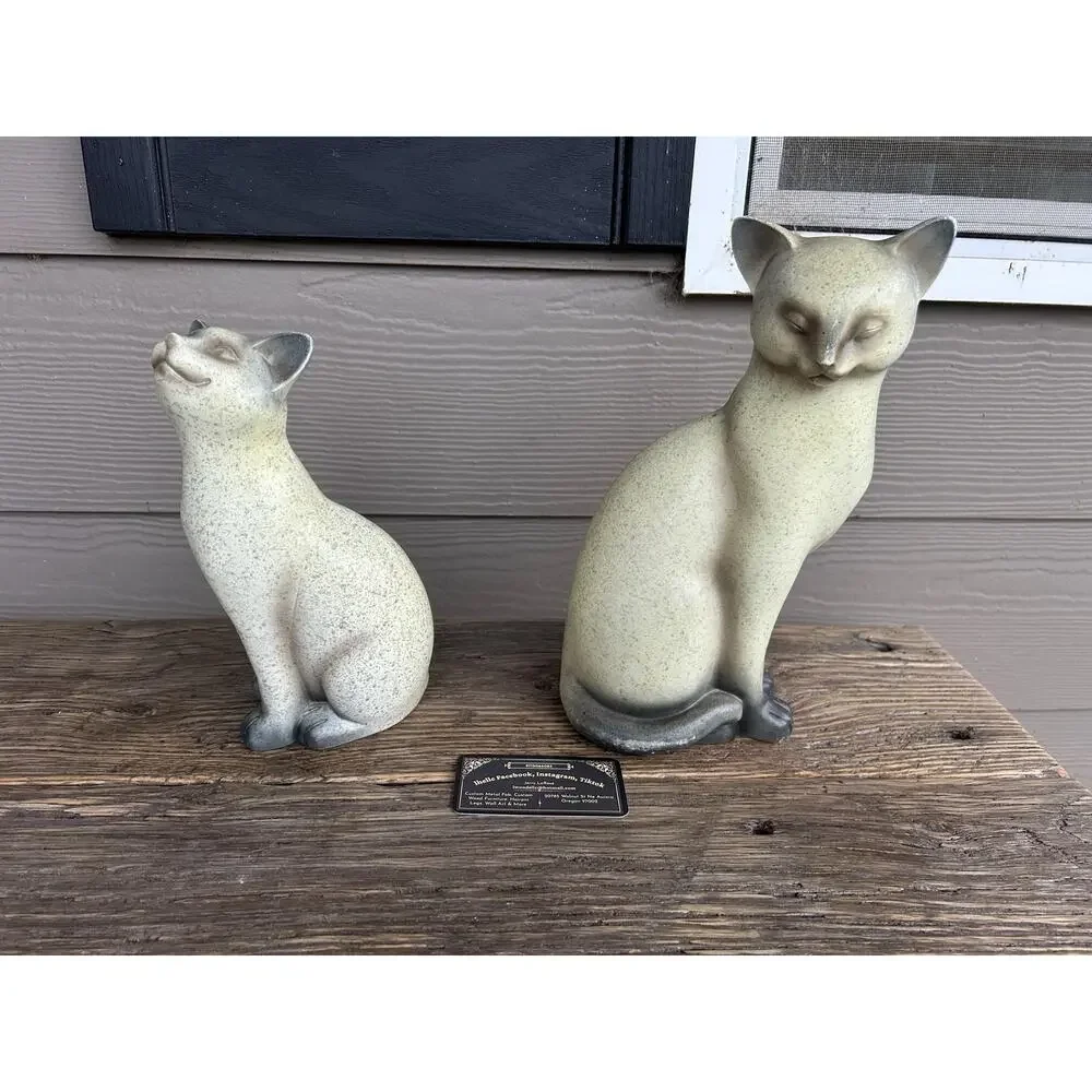 Vintage Siamese resin cat figurines with mid-century style—Classic & Elegant